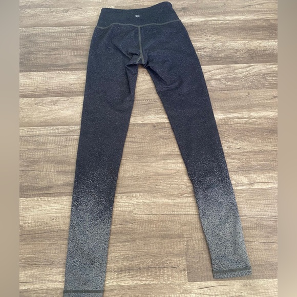 Athleta gray leggings in perfect conditions size xxs - Picture 3 of 3